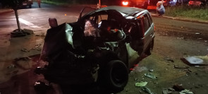 VÍDEO: Acidente entre carro e ônibus mata 2 pessoas e deixa outras feridas