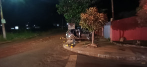 VÍDEO: Acidente entre carro e ônibus mata 2 pessoas e deixa outras feridas