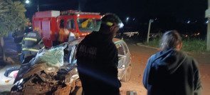 VÍDEO: Acidente entre carro e ônibus mata 2 pessoas e deixa outras feridas