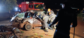 VÍDEO: Acidente entre carro e ônibus mata 2 pessoas e deixa outras feridas