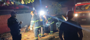 VÍDEO: Acidente entre carro e ônibus mata 2 pessoas e deixa outras feridas