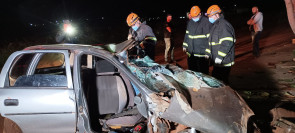 VÍDEO: Acidente entre carro e ônibus mata 2 pessoas e deixa outras feridas