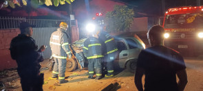 VÍDEO: Acidente entre carro e ônibus mata 2 pessoas e deixa outras feridas