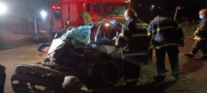 VÍDEO: Acidente entre carro e ônibus mata 2 pessoas e deixa outras feridas