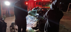 VÍDEO: Acidente entre carro e ônibus mata 2 pessoas e deixa outras feridas