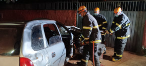 VÍDEO: Acidente entre carro e ônibus mata 2 pessoas e deixa outras feridas
