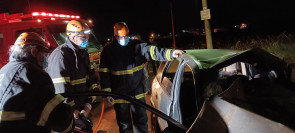 VÍDEO: Acidente entre carro e ônibus mata 2 pessoas e deixa outras feridas