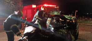 VÍDEO: Acidente entre carro e ônibus mata 2 pessoas e deixa outras feridas