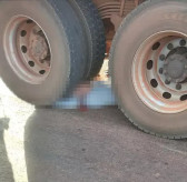 Homem foi parar embaixo da carreta; Foto: Sidrolândia News