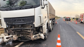 VÍDEO: Acidente entre carreta e carro mata quatro pessoas na BR-163 em Douradina
