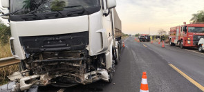 VÍDEO: Acidente entre carreta e carro mata quatro pessoas na BR-163 em Douradina