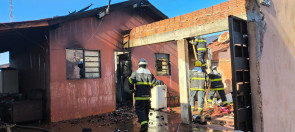 VÍDEO: Após incêndio casa fica completamente destruída em Dourados