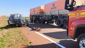 VÍDEO: Colisão entre carro e carreta mata uma pessoa entre Dourados e Laguna Carapã
