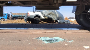 VÍDEO: Colisão entre carro e carreta mata uma pessoa entre Dourados e Laguna Carapã