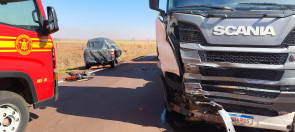 VÍDEO: Colisão entre carro e carreta mata uma pessoa entre Dourados e Laguna Carapã