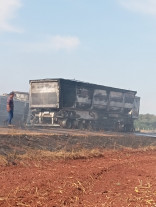 Motorista morre após colisão e incêndio entre carretas próximo de Itahum