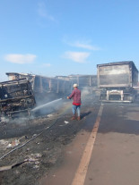 Motorista morre após colisão e incêndio entre carretas próximo de Itahum