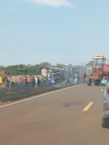 Motorista morre após colisão e incêndio entre carretas próximo de Itahum