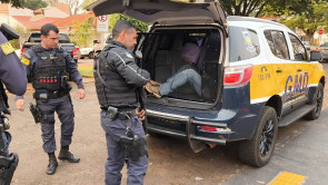 Operação leva 9 pessoas para a delegacia; droga e contrabando são apreendidos