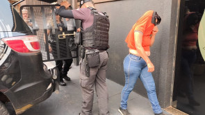 Operação leva 9 pessoas para a delegacia; droga e contrabando são apreendidos