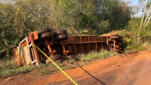 Homem morre em acidente entre carreta e carro na BR-267