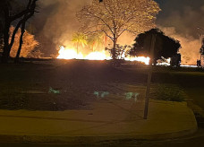 Fogo assustou moradores na noite de ontem; Fotos: Ligado Na Redação