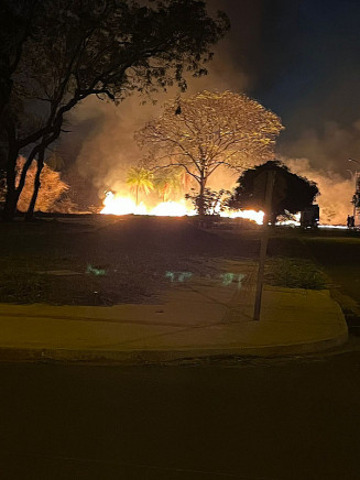 Fogo assustou moradores na noite de ontem; Fotos: Ligado Na Redação