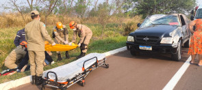 Homem perde o controle de veículo, colide com mureta e fica em estado grave