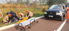 Homem perde o controle de veículo, colide com mureta e fica em estado grave