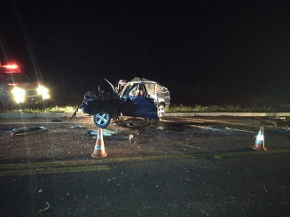 Frente do veículo ficou totalmente destruída com o forte impacto; foto: Da Hora Bataguassu