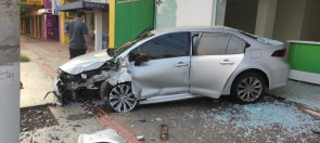 Motorista perde controle e invade escritório na Marcelino Pires