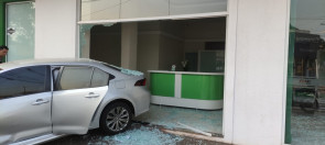 Motorista perde controle e invade escritório na Marcelino Pires