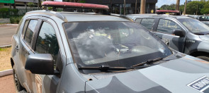 Confronto tem saldo de 5 policiais feridos, além de indígenas, e 10 viaturas danificadas