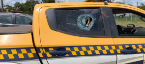 Confronto tem saldo de 5 policiais feridos, além de indígenas, e 10 viaturas danificadas