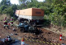 Após o impacto, os dois veículos saíram da pista; foto: Edição MS