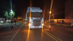 Com Bíblia na mão, homem ‘se joga’ na frente de carreta e morre na BR-163, em Douradina