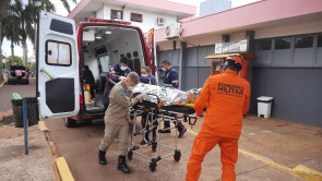 Casal é levado para o hospital após caminhonete capotar em Dourados; mulher está em estado gravíssimo