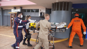 Casal é levado para o hospital após caminhonete capotar em Dourados; mulher está em estado gravíssimo