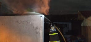 Casa fica destruída em incêndio no Jardim Novo Horizonte