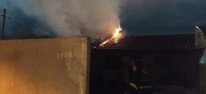 Casa fica destruída em incêndio no Jardim Novo Horizonte