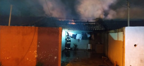 Casa fica destruída em incêndio no Jardim Novo Horizonte