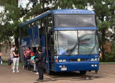 Ônibus de turismo apreendido esta manhã com passageiros; Fotos: Divulgação/Senad