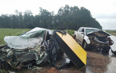 Carros ficam com a frente destruídos; Foto: A Gazeta News