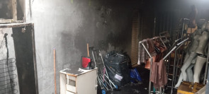 Bombeiros controlam incêndio em depósito de loja no centro de Dourados