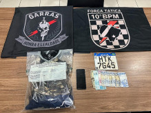 Roupas usadas no crime foram apreendidas, além de uma placa furtada; Foto: Divulgação/PC