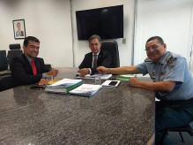 Reunião entre o deputado Marçal Filho, o secretário Carlos Videira e o comandante da PMMS, Waldir Ribeiro Acosta ( Foto: Divulgação)