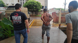 Exclusivo: Preso homem que tentou matar morador de rua com pauladas na casa em frente à Havan