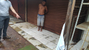 Exclusivo: Preso homem que tentou matar morador de rua com pauladas na casa em frente à Havan