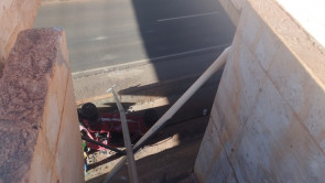 FOTOS: Motorista foge após cair de viaduto com Fiat Uno em Dourados