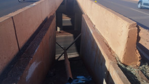 FOTOS: Motorista foge após cair de viaduto com Fiat Uno em Dourados